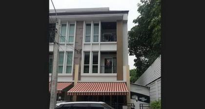 ขาย ทาวน์โฮม 3 บ้านกลางเมือง แอสเซ้นท์ ใกล้ Cystal Park ลาดพร้าว  9.5 ล. (80000431)