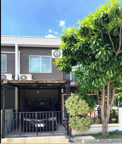 ขายทาวน์เฮ้าส์ หมู่บ้าน เดอะคัลเลอร์ส วงแหวน-รามอินทรา 2 ซอยสุเหร่าคลองหนึ่ง  2.5 ล้าน (80000747)