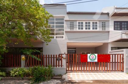 ขายบ้านแฝด ใกล้ รถไฟฟ้าสถานีกรมทหารราบที่ 11 สวยมาก 6.5 ล้าน (80000765)