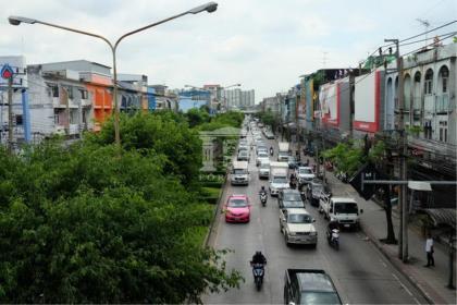 39811 - ขาย อาคารพาณิชย์ ติดถ.สุขาภิบาล 1 สูง 4 ชั้น มี  3 คูหา 37.6 ตร.ว.