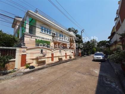บ้านเดี่ยว 2 ชั้น (หลังริม)  78.2 ตร.ว. หมู่บ้านผกามาส  ซอยปรีดีพนมยงค์14 ถนนสุขุมวิท71  