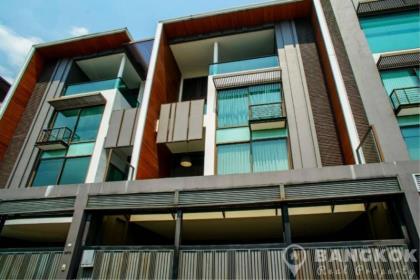 Stunning Luxury 4 Bed 5 Bath Ekkamai Townhouse near BTS