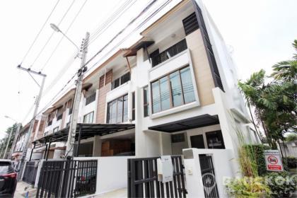 Spacious 1st Rental 3 Bed 4 Bath Bangchak Townhouse near BTS