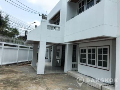 Detached Spacious Commercial Use House / Building near Asok BTS