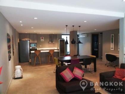 Renovated Spacious 3 Bed 3 Bath Townhouse near Phra Khanong BTS