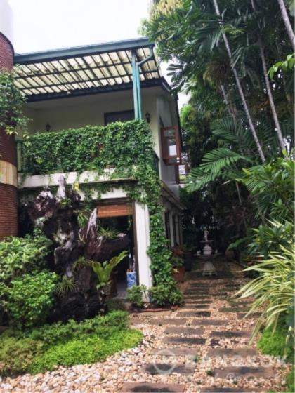 Pattanakarn - Spacious Detached 4 Bed 4 Bath House in Secure Compound 