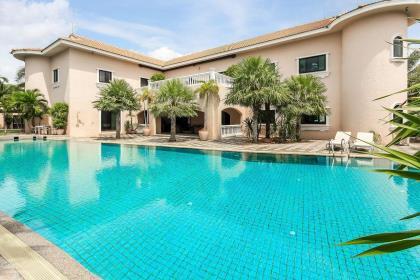 Spacious Luxury Villa next to golf course.