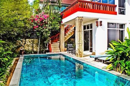 Pattaya - Na Jomtien; 3-bedroom Pool-Villa 200 meters from the seafront.