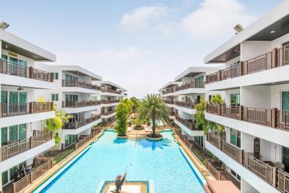 Large 2 bedroom Beachfront condo at Beach Palace - Cha Am