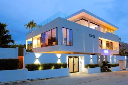 UNIQUE LUXURY POOL VILLA ON PRATAMNAK HILL
