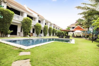 Contemporary Thai style townhome at Palm Grove Resort - Na Jomtien