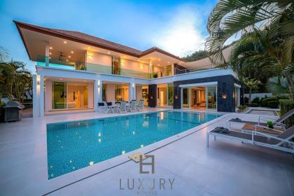 Stunning 4 Bedroom Pool Villa With Sea View