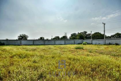 Great Land Plot close to Luxury Homes