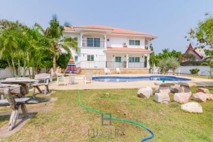Large 5 Bedroom Pool Villa