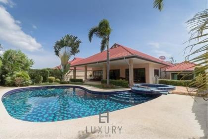 4 Bedroom Pool Villa Close To Town