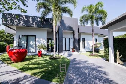 Luxury Modern 4 Bedroom Villa