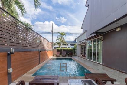 Central 7 Bedroom Guest House