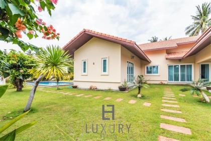 4 Bedroom Pool Villa near Dolphin Bay
