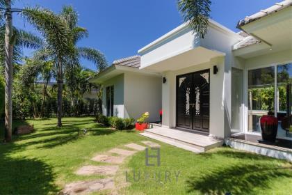 Stunning Modern 3 Bedroom Pool Villa