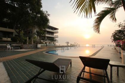 Large 4 Bedroom Beach Front Condo