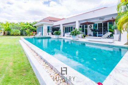 Beautiful 4 Bedroom Pool Villa With Mountain Views
