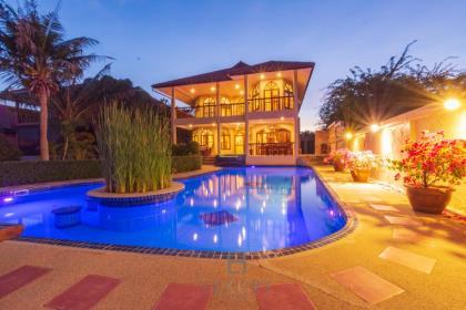 4 Bedroom Pool Villa Close To Town