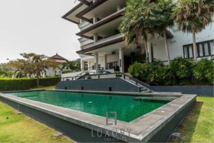 Luxury 3 Bedroom Penthouse Condo with Amazing Panoramic Views