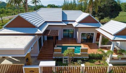 New 3 Bedroom Pool Villa Near The Beach