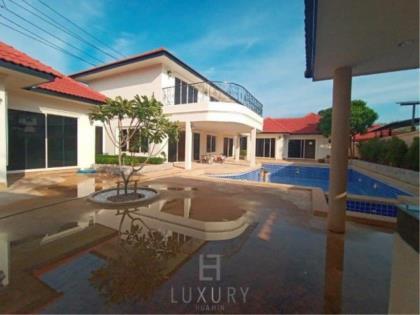 Large 5 Bed Pool Villa plus Maids Quarters