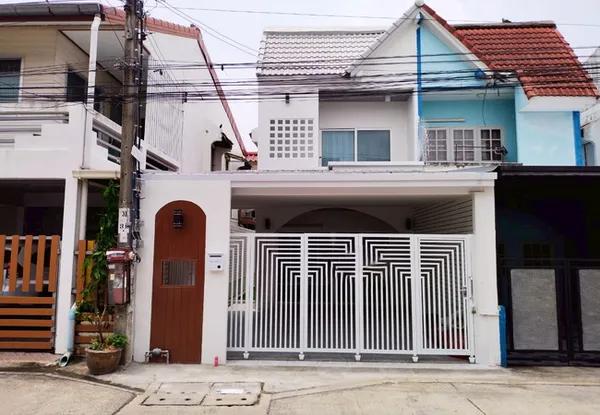 ขายบ้านแฝด หมู่บ้านฉัตรหลวง ซอยราษฎร์อุทิศ 54